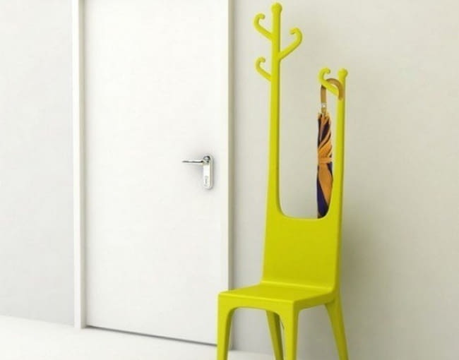 Krzesło, które jest jednocześnie wieszakiem. Idealny mebel do przedpokoju.