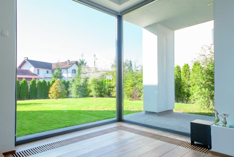 Szyby odznaczają się niemal dwa razy lepszym, a więc niższym, parametrem przenikalności cieplnej niż ramy. Oznacza to, że w przypadku dużych okien bez podziałów łatwiej można uzyskać wymagane prawem Uw na poziomie 0,9 W/(m2K) Szyby odznaczają się niemal dwa razy lepszym, a więc niższym, parametrem przenikalności cieplnej niż ramy. Oznacza to, że w przypadku dużych okien bez podziałów łatwiej można uzyskać wymagane prawem Uw na poziomie 0,9 W/(m2K)