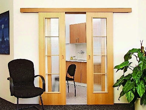 W systemie naściennym, z szyną jezdną widoczną na ścianie, można montować także drzwi dwuskrzydłowe. drzwi przesuwne POKOJ DRZWI PRZESUWANE FOT. SAPELI PUBLIKACJA CZTERY KATY NR 4 (150) - 4.2004