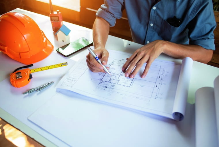 Wprowadzenie zmian w zatwierdzonym projekcie wymaga stosownej korekty tego opracowania i dopełnienia odpowiednich formalności, aby zachować zgodność z zapisami ustawy Prawo budowlane