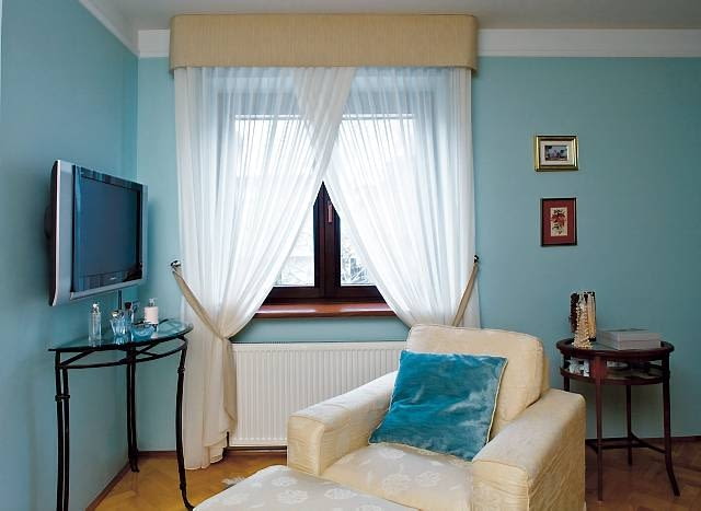 Firanki z prześwitującego batystu nie odgrodzą pokoju od widoku na zewnątrz. Ich rola jest zresztą inna, mają być przede wszystkim ozdobą i tylko delikatnie przesłaniać okno, jednocześnie wpuszczając do niego naturalne światło. <BR />DEKORACJE - OKNO W ZWIEWNYM PRZYBRANIU. Ładnie marszczone firanki z cienkiego białego batystu zawieszono na zakładkę. Taki sposób mocowania wymaga dwóch szyn lub karnisza z dwoma drążkami.