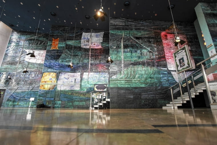 Mozaika w kinie Kijów 13.09.2014 Krakow . Odnowiona zabytkowa mozaika w hallu kina Kijow przy alejach Krasickiego . Fot. Jakub Ociepa / Agencja Gazeta SLOWA KLUCZOWE: budynek renowacja