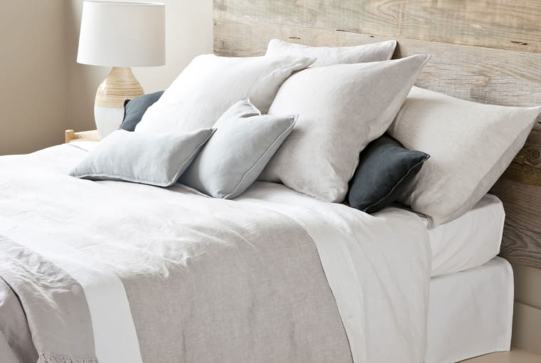 Zara Home - Milano Collection: lniana poszwa na kołdrę (łóżko 180 x 200 cm / 260 x 220 cm) - 479 zł. Lniane prześcieradło spodnie - od 129 zł do 179 zł (w zależności od rozmiaru). zara home, len, lniana pościel, prostota, minimalizm we wnętrzach, prosta pościel
