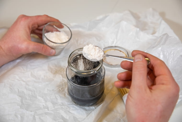 Krok 2. Wymieszaj farbę z proszkiem do pieczenia Krok 2. Wymieszaj farbę z proszkiem do pieczenia