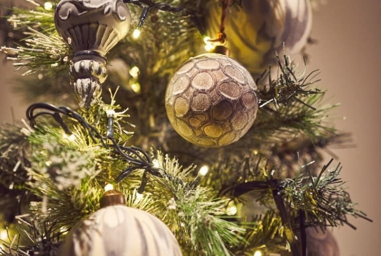 Bombka 8cm tłoczona szaro-biała Bombka 8cm tłoczona szaro-biała