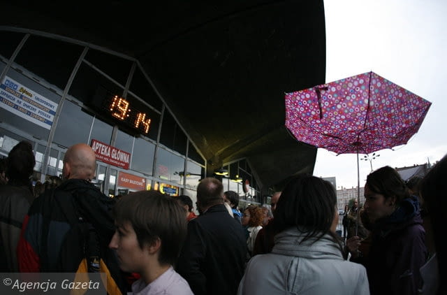 Protest przeciwko wyburzeniu unikalnego dworca PKP. Zebrała się ponad setka protestantów dworzec,modernizm, katowice, pkp, przebudowa, modernizacja