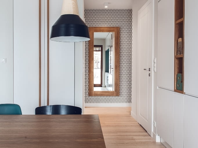 W jadalni króluje skandynawskie wzornictwo. Lekki, drewniany stół Ton Jutland otaczają różne krzesła, w tym turkusowe słynne Plastic Chair zaprojektowane w 1950 r. przez Ray & Charlesa Eamsów. Całości dopełniają drewniano-metalowe lampy Eikon Basic, które wprowadzają dodatkowo lekko industrialny klimat.