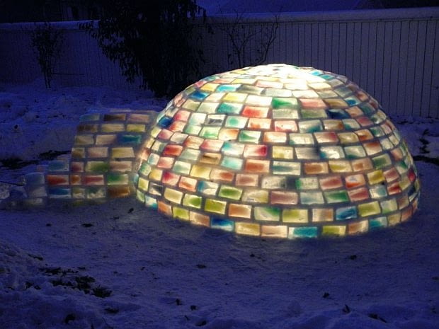 Igloo z kolorowych, lodowych cegiełek stanęło w Kanadzie. jak zbudować igloo, igloo, kolorowe igloo, tęczowe igloo