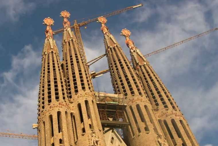 Sagrada Familia, czyli kościół Świętej Rodziny. Najniezwyklejsza budowla w Barcelonie, arcydzieło Antonio Gaudiego. To jedna z najdłużej budowanych świątyń na świecie. Budowę rozpoczęto w 1882 roku i trwa ona do dziś. jean nouvel, herzog and de meuron, antonio gaudi, top 10, santiago calatrava, barcelona, hiszpania, architektura
