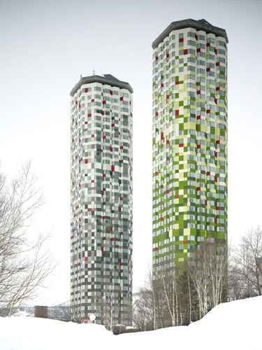 Alpha Tomamu Towers, po niedawnej modernizacji projektu Klein Dytham architecture najbardziej kolorowy górski hotel na świecie. 121-metrowe wieże górują nad japońskim kurortem Tomamu, ale dzięki barwnym elewacjom wtapiają się w zmieniający pejzaż. japonia, modernizacja, kolor, wieżowiec, hotel