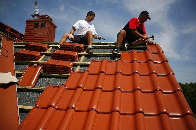 Układanie dachówki ceramicznej dachówka ceramiczna, dach, pokrycie dachowe