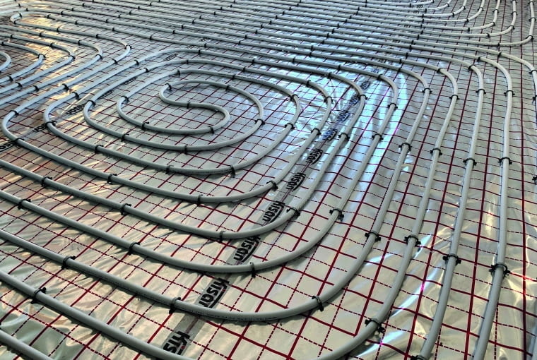 Rury grzejne ułożono w rozstawach podanych w projekcie i przytwierdzone do podłoża za pomocą klipsów Wodne ogrzewanie podłogowe