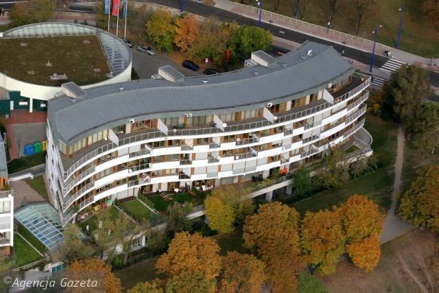 Wstęga Warty- apartamentowiec w Poznaniu zaprojektownay przez J. Gurawskiego i P. Cieślaka. Wstęga Warty- apartamentowiec w Poznaniu zaprojektownay przez J. Gurawskiego i P. Cieślaka.