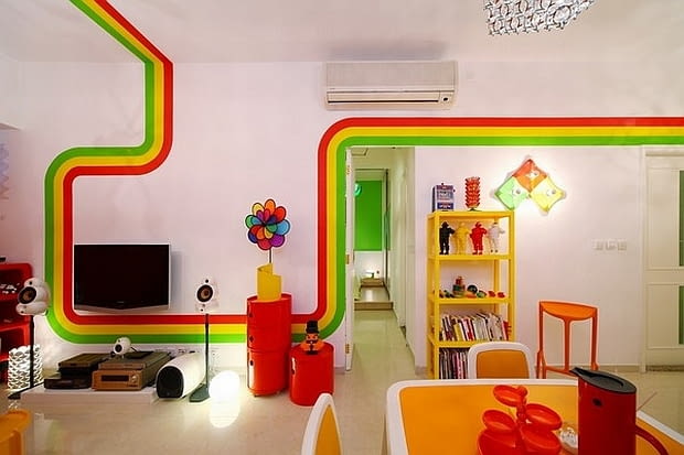 Kolorowe mieszkanie w Hongkongu; proj. Moderne kolorowe mieszkanie, nowoczesne mieszkanie, wąski salon, mieszkanie z kolorowymi akcentami