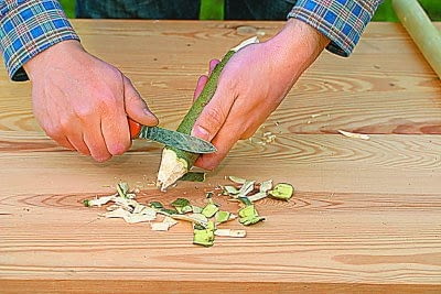 Kiczkę robimy z kawałka kija długości 15-17 cm i grubości 3-4 cm. Potrzebny będzie jeszcze tak samo gruby patyk na podkładkę i kij do odbijania.