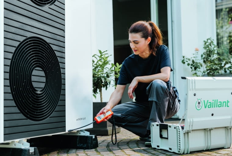 Jedną z czynności wykonywanych w trakcie montażu, a również podczas przeglądu systemu z powietrzną pompą ciepła jest kontrola pod kątem lokalizacji ewentualnych wycieków czynnika ziębniczego z jednostki zewnętrznej