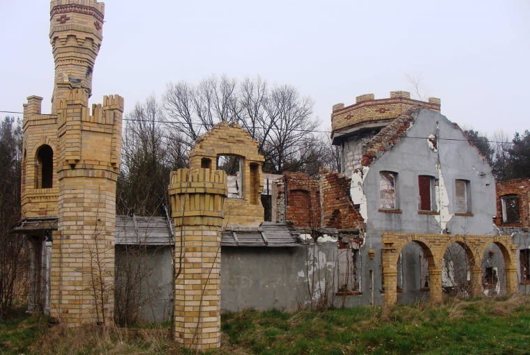 O ile pojęcie "trwałej ruiny" funkcjonuje w architekturze, to "trwała ruina połączona z trwałą (prze)budową" to stosunkowo nowa tendencja... woj. lubuskie