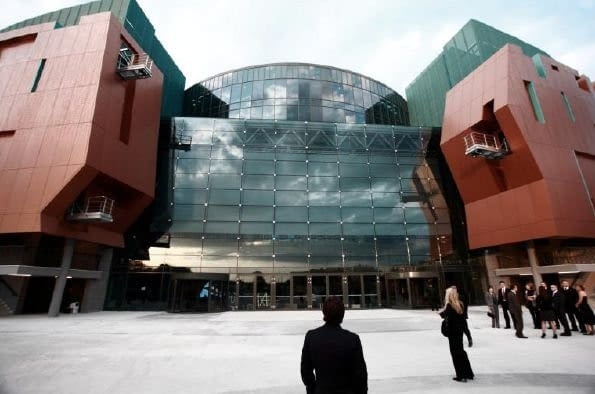 BRYŁA: Cuprum Arena w Lubinie projektu ADS. Centrum Handlowo-Rozrywkowe Cuprum Arena zlokalizowane jest w samym sercu miasta. Budynek na planie koła w naturalny sposób nawiązuje do jednego z archetypów przestrzeni miejskich. BRYŁA: Cuprum Arena w Lubinie projektu ADS