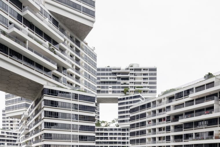 Interlace: apartamentowiec w Singapurze zaprojektowany przez OMA i Ole Sheerena. Wertykalna wioska złożona z 31 bloków poukładanych na sobie niczym klocki wokół zielonych dziedzińców.