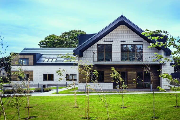 Wybór koloru i odcienia pokrycia z katalogu bywa mylący, ponieważ druk na papierze może odbiegać od rzeczywistości. Warto więc wybrać się do profesjonalnej hurtowni dachowej ze specjalną ekspozycją