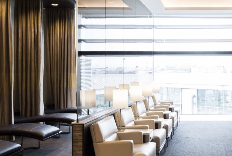 Skórzane leżanki oddzielone grubymi kotarami zapewniają wygodny odpoczynek i prywatność Skórzane leżanki oddzielone grubymi kotarami zapewniają wygodny odpoczynek i prywatność