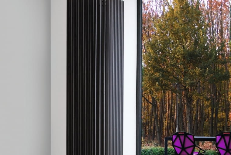 Grzejnik montowany na zewnętrznym narożniku doskonale wykorzystuje dostępną  przestrzeń, a jednocześnie stanowi ciekawy  element aranżacji