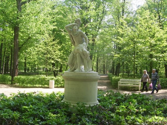 Układ niegdysiejszych boskietów przypominają obecnie szeregi nisko strzyżonych grabów. Można tu podziwiać wspaniałą marmurową rzeźbę Tankreda i Kloryndy (wg Francesca Lazzariniego).