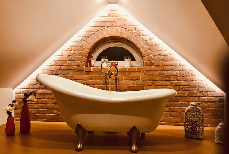 Rustykalny styl to hołd dla tradycyjnych materiałów, a cegła – zwłaszcza ta w naturalnych odcieniach – doskonale wpisuje się w tę estetykę Rustykalny styl to hołd dla tradycyjnych materiałów, a cegła – zwłaszcza ta w naturalnych odcieniach – doskonale wpisuje się w tę estetykę