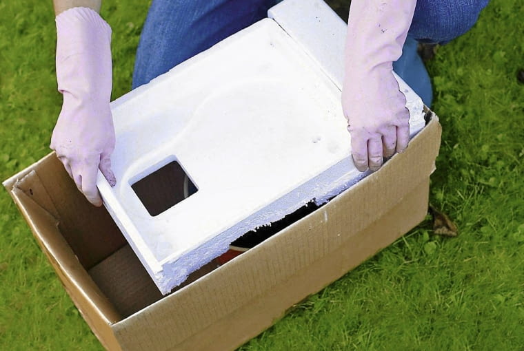 27.06.2007 WARSZAWA , SESJA SADZENIE CEBULEK JESIEN SADZENIE ROSLIN CEBULOWYCH - OKRYCIE NA ZIME DLA CZASOPISMA OGRODY FOT. ARKADIUSZ SCICHOCKI / AGENCJA GAZETA PUBLIKACJA OGRODY NR 9 (101) - 9 2007 SLOWA KLUCZOWE: OGRODNICTWO ROSLINY ZDJĘCIE DO WKŁADKI: PUBLIKACJA OGRODY NR 9 (101) - CZASOPISMA