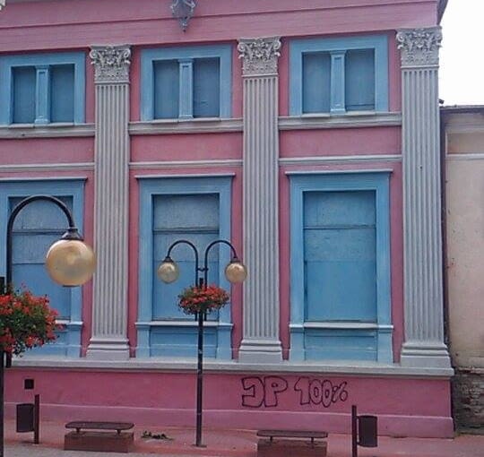 Szkło kwidzynskie, co prawda z płyty, ale przynajmniej niebieskie, Kwidzyn