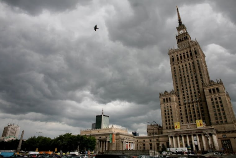 Pałac Kultury i Nauki w Warszawie 25.06.2009 WARSZAWA , PLAC DEFILAD , PALAC KULTURY I NAUKI , CHMURY BURZOWE . FOT. BARTOSZ BOBKOWSKI / AGENCJA GAZETA