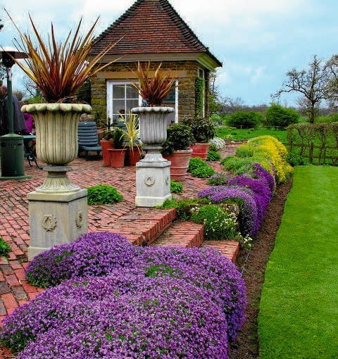 ŻYWE UMOCNIENIA Dobrym zabezpieczeniem skarp przed erozją jest szata roślinna. Sieć korzeni stabilizuje podłoże, a na liściach podczas deszczu zatrzymuje się woda. Wybierajmy gatunki łatwe w uprawie, odporne na suszę (ziemia na pochyłości szybciej wysycha), o rozległym systemie korzeniowym. Najlepiej, by rozrastały się za pomocą kłączy, które przerastając podłoże, będą je stabilizować.