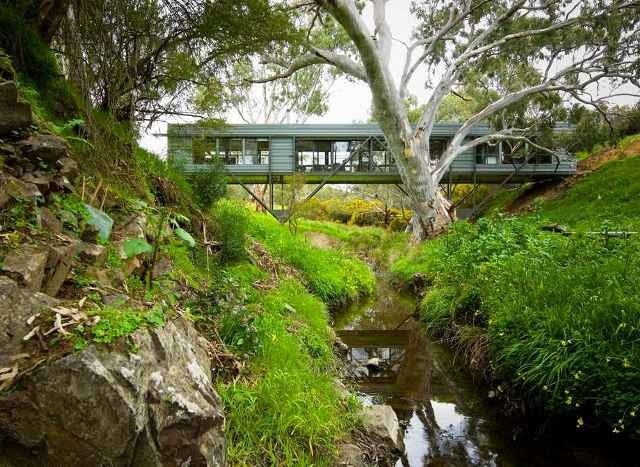 Dom most w Australii autorstwa Max Pritchard Architect zbudowano nad potokiem w pobliżu Adelajdy zrównoważone budownictwo, konstrukcja, Australia, ekologia, kontener, most, dom jednorodzinny
