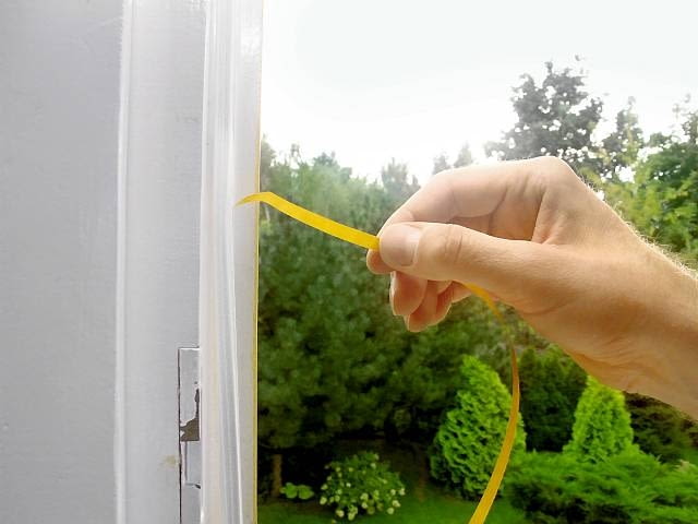 5. Zdejmujemy po kawałku taśmę osłaniającą i mocujemy na ramie następne odcinki uszczelki. Tak oklejamy całą ramę. 15.09.2008 WARSZAWA CZTERY KATY ZROB TO SAM KROK PO KROKU USZCZELNIANIE OKIEN