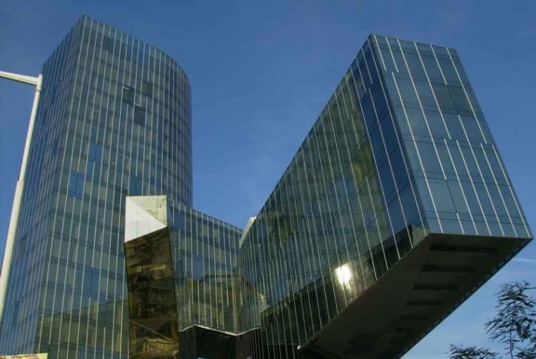 Torre Mare Nostrum nazywane też budynkiem Gas Natural (stanowi bowiem główną siedzibę tej firmy) to budynek biurowy o wysokości 86 metrów. jean nouvel, herzog and de meuron, antonio gaudi, architektura, top 10, santiago calatrava, barcelona, hiszpania