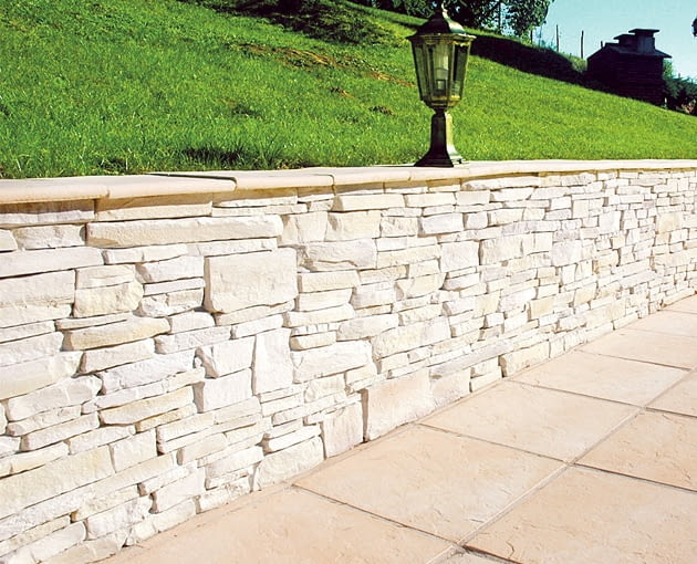 Murek oporowy z betonu imitującego kamień naturalny