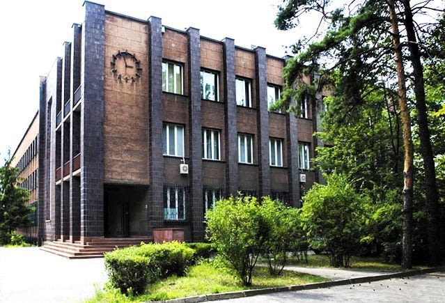 Budynek Dyrekcji Naczelnej Huty o urozmaiconej fasadzie, z obfitym użyciem cegły klinkierowej, jest najlepiej zachowanym przykładem stylu art déco w Stalowej Woli. muzeum, modernizm, zabytki, art-deco, bloki, polska architektura, budynek, stalowa wola