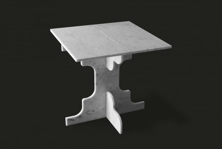 Stół wykonany z marmurowych płytek