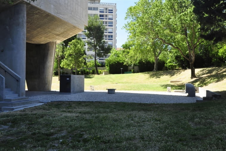 Jednostka Marsylska, proj. le Corbusier - południowa strona parku. Podziemia budynku skrywają kotłownię