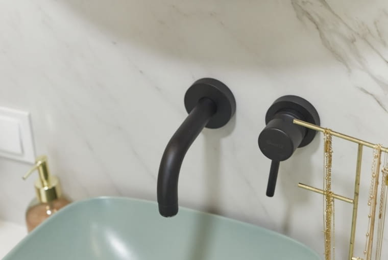 Bateria ścienna w kolorze czarnym Bateria ścienna w kolorze czarnym