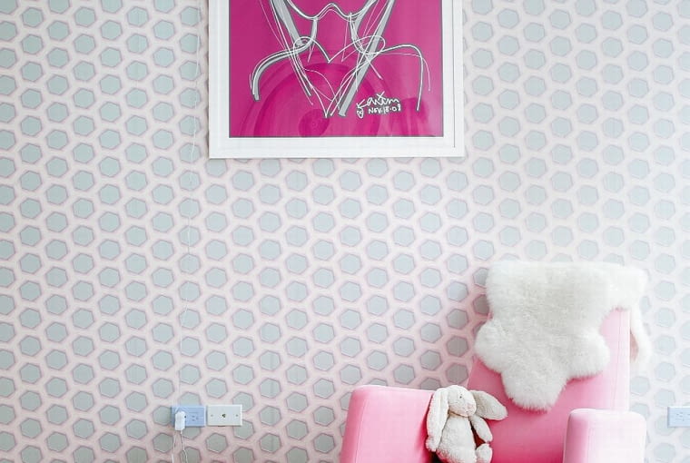 Ściany sypialni Kivy pokrywa tapeta Marburg projektu taty. wnętrza, karim rashid, design