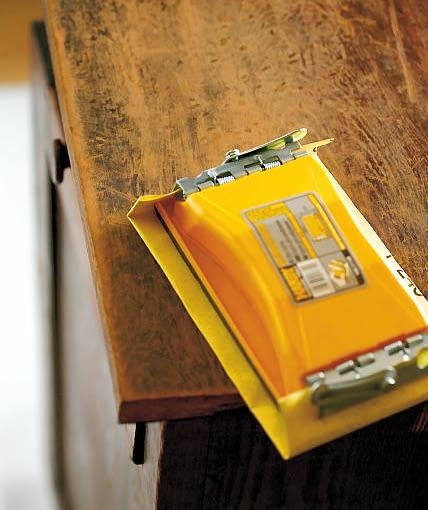 ODNAWIAMY SZAFKĘ - ZRÓB TO SAM. 1. Powierzchnię szafki czyścimy papierem ściernym. Żeby nie porysować mebla, przesuwamy papier wzdłuż słojów. ODNAWIAMY SZAFKĘ - ZRÓB TO SAM. 1. Powierzchnię szafki czyścimy papierem ściernym. Żeby nie porysować mebla, przesuwamy papier wzdłuż słojów.
