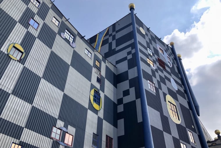Spalarnia śmieci Spittelau w Wiedniu. Proj. Hundertwasser