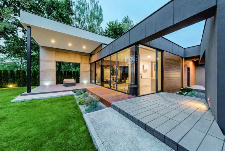 Duże okna, nazywane przez architektów i producentów stolarki otworowej wielkowymiarowymi, wielkoformatowymi lub panoramicznymi, spotyka się najczęściej w budynkach o nowoczesnej architekturze Duże okna, nazywane przez architektów i producentów stolarki otworowej wielkowymiarowymi, wielkoformatowymi lub panoramicznymi, spotyka się najczęściej w budynkach o nowoczesnej architekturze