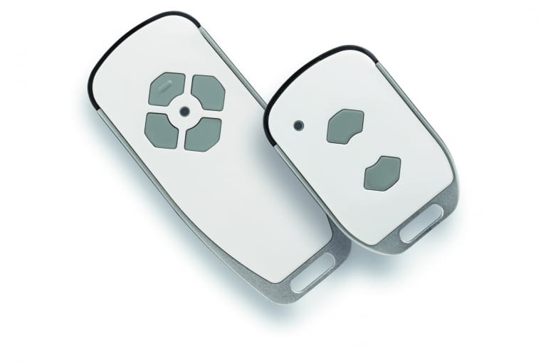 Użycie fotokomórek i pilotów zdalnego sterowania sprawia, że każdą bramę segmentową można wygodnie obsługiwać, nie naruszając przy tym zasad bezpieczeństwa Użycie fotokomórek i pilotów zdalnego sterowania sprawia, że każdą bramę segmentową można wygodnie obsługiwać, nie naruszając przy tym zasad bezpieczeństwa