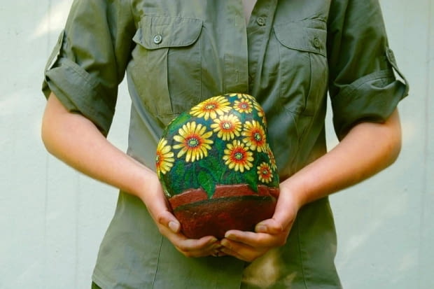 03.06.2003 WARSZAWA KAMIEN MALOWANIE WZORNICTWO MALOWANE KAMIENIE POMYSL OZDOBA DEKORACJA WYKONANIE ARTYSTA PLASTYK IWONA MISKIEWICZFOT. PAWEL SLOMCZYNSKI / AGENCJA GAZETAPUBLIKACJA KWIETNIK NR 8 (104) - 8.2003PUBLIKACJA PO UZYSKANIU ZGODY REDAKCJI OGRODOW