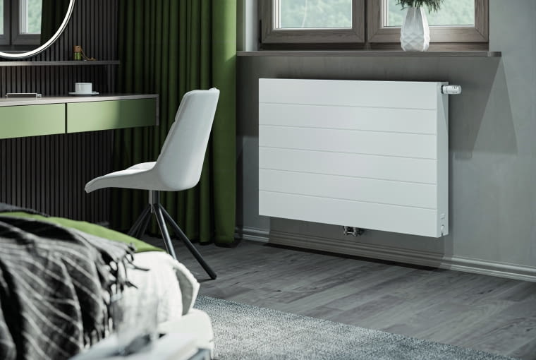 Aby grzejnik w ciągu sezonu grzewczego – niezależnie czy będzie to model płytowy, czy dekoracyjny – zapewnił w pokoju temperaturę komfortową dla domowników, nie należy go zasłaniać dużymi meblami czy grubymi, długimi zasłonami
