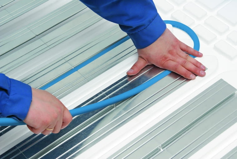 Ważnym atutem systemów podłogówki przeznaczonych do domów remontowanych jest to, że poziom podłogi podniesie się tylko nie znacznie – zaledwie 3-4 cm (w zależności od danego rozwiązania) Ważnym atutem systemów podłogówki przeznaczonych do domów remontowanych jest to, że poziom podłogi podniesie się tylko nie znacznie – zaledwie 3-4 cm (w zależności od danego rozwiązania)