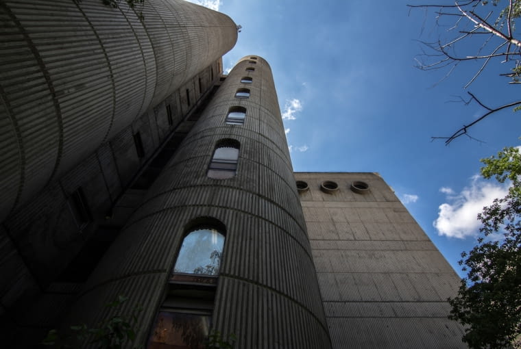 Brutalistyczna architektura Skopje z epoki odbudowy po trzęsieniu ziemi - budynek Poczty Macedońskiej