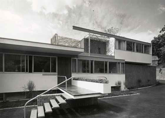 Bucerius House, 1966 Wysoko położona w Alpach willa w Brione znajduje się powyżej jeziora Maggiore, dostarcza zapierających dech w piersiach widoków, które Neutra wykorzystał do maksimum. Rozległy Bucerius House kosztował fortunę, stanowi jeden z najlepszych europejskich projektów architekta. Najbardziej dopracowany, wyszukany i elegancki, stanowiący kamień milowy w jego późnej twórczości. Dom powstał dla wydawcy dziennika 'Der Zeit' - Gerda Buceriusa. Szczęśliwie obecny właściciel willi poddaje budynek kompleksowej renowacji. richard neutra, niemcy, modernizm, szwajcaria, wystawa, dom jednorodzinny